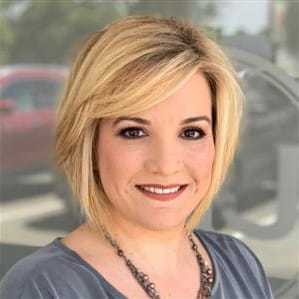 Portrait of Gilda Grellet, a professional stylist at Lux Hair Designs, showcasing their expertise and style.